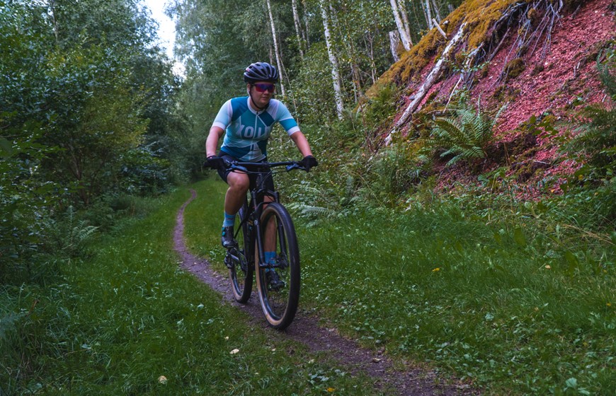 Kumla 2, Kvarntorp, Hällabrottsleden